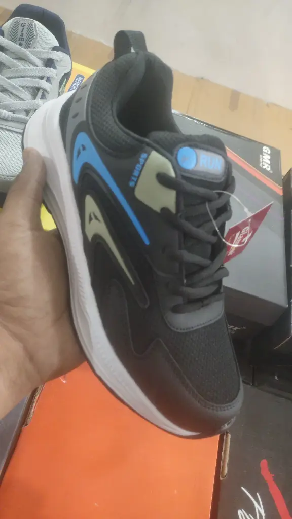 SPORT SHOES
